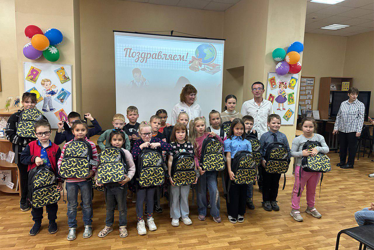 Первоклассники получили школьные рюкзаки